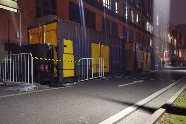 安宁柴油发电机组的输出电压是如何调节的？